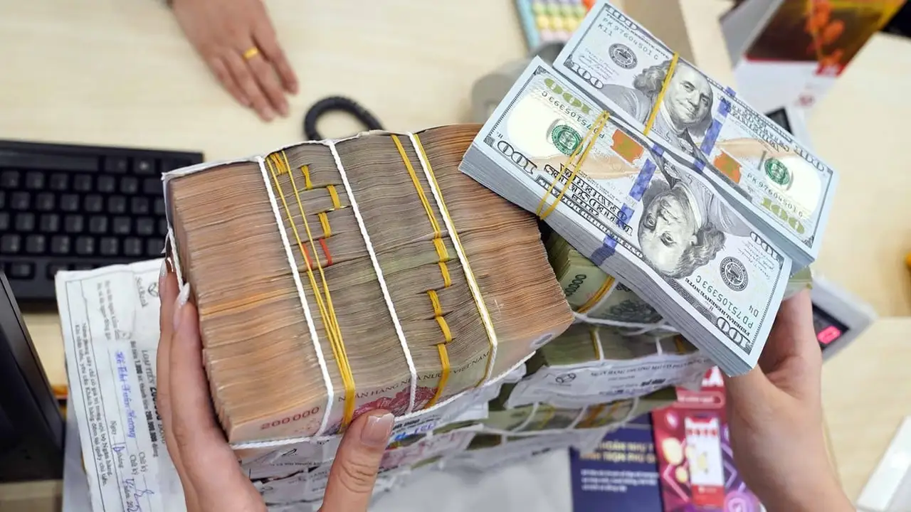 سعر صرف الدولار يحلق في البنوك بزيادة ملحوظة اليوم